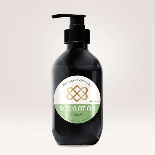 A dark, glossy pump bottle of Manus Beauty Manufaktur Bodylotion. The label is white and green with the scent "Kiwiduft" written on it.
