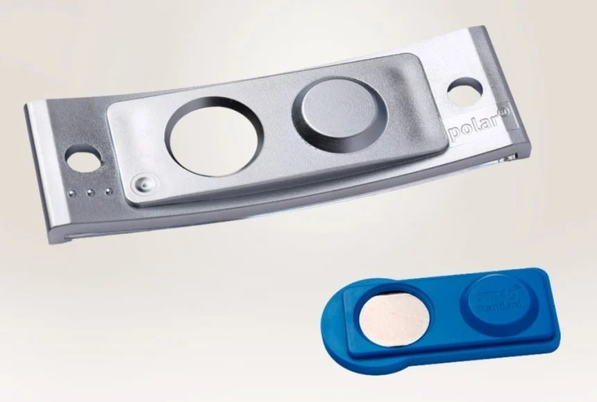 Magnetic system consisting of a metal plate and a blue plastic element